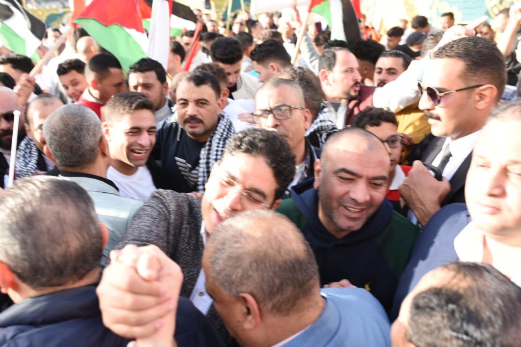 محطة مصر نيوز - قيادات وأعضاء حزب مستقبل وطن بدمياط يؤدون صلاة عيد الفطر..ويحتشدون وسط آلاف الآهالي بلافتات كلنا معاك ياريس عيدنا فلسطيني لا للتجهير دعما للقضية الفلسطينية