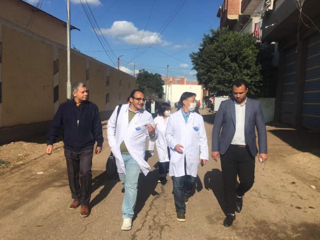 أخبار مصر - بالصور: ختام عمل القافلة الطبية المجانية بقريةكفرالمياسرة بحضور خبراء يابانيين في مجال الكبد وإقبال كبير من الآهالي لتلقي العلاج