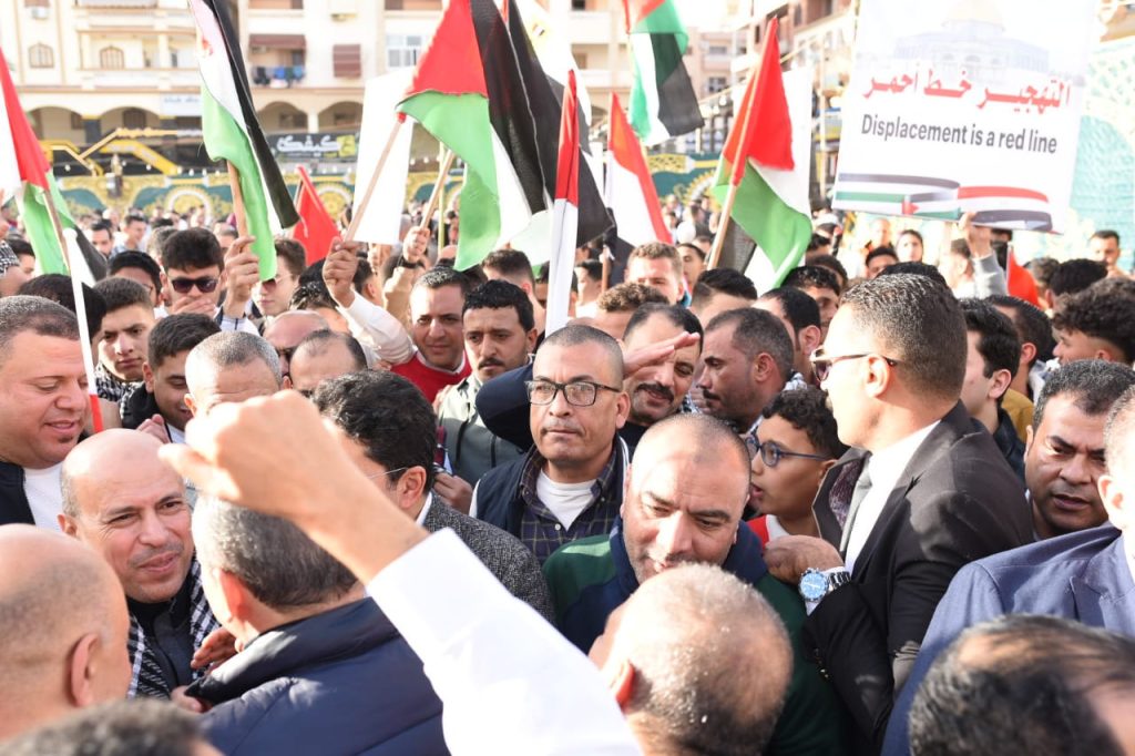 محطة مصر نيوز - قيادات وأعضاء حزب مستقبل وطن بدمياط يؤدون صلاة عيد الفطر..ويحتشدون وسط آلاف الآهالي بلافتات كلنا معاك ياريس عيدنا فلسطيني لا للتجهير دعما للقضية الفلسطينية