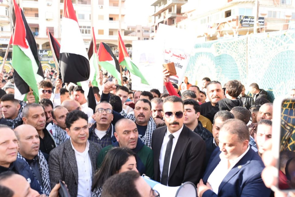 محطة مصر نيوز - قيادات وأعضاء حزب مستقبل وطن بدمياط يؤدون صلاة عيد الفطر..ويحتشدون وسط آلاف الآهالي بلافتات كلنا معاك ياريس عيدنا فلسطيني لا للتجهير دعما للقضية الفلسطينية