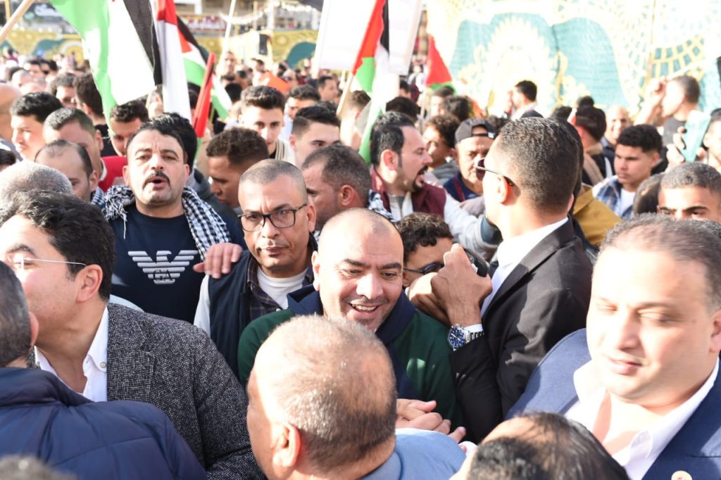 محطة مصر نيوز - قيادات وأعضاء حزب مستقبل وطن بدمياط يؤدون صلاة عيد الفطر..ويحتشدون وسط آلاف الآهالي بلافتات كلنا معاك ياريس عيدنا فلسطيني لا للتجهير دعما للقضية الفلسطينية