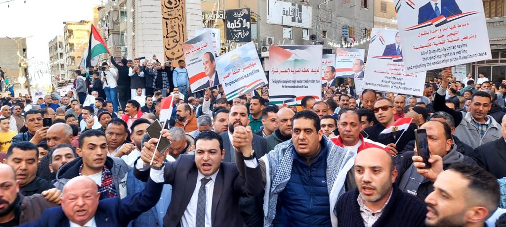 محطة مصر نيوز - قيادات وأعضاء حزب مستقبل وطن بدمياط يؤدون صلاة عيد الفطر..ويحتشدون وسط آلاف الآهالي بلافتات كلنا معاك ياريس عيدنا فلسطيني لا للتجهير دعما للقضية الفلسطينية