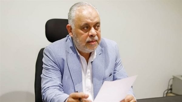 أخبار مصر - أشرف زكي يلوّح بعقوبات صارمة: لا مكان للبلوجرز والتيك توكرز في الدراما دون تصريح من النقابة