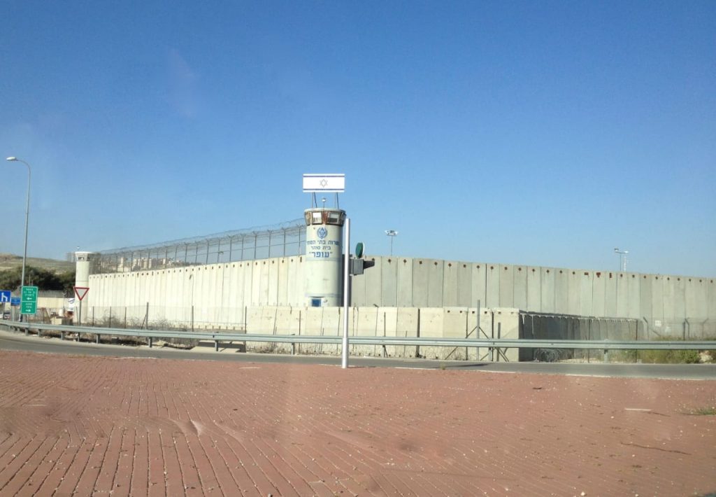 انتهاكات جسيمة في «عوفر» .. وأوامر اعتقال وتصعيد استيطاني يفاقم معاناة الفلسطينيين أخبار مصر والعالم لحظة بلحظة - انتهاكات جسيمة في «عوفر» .. وأوامر اعتقال وتصعيد استيطاني يفاقم معاناة الفلسطينيين