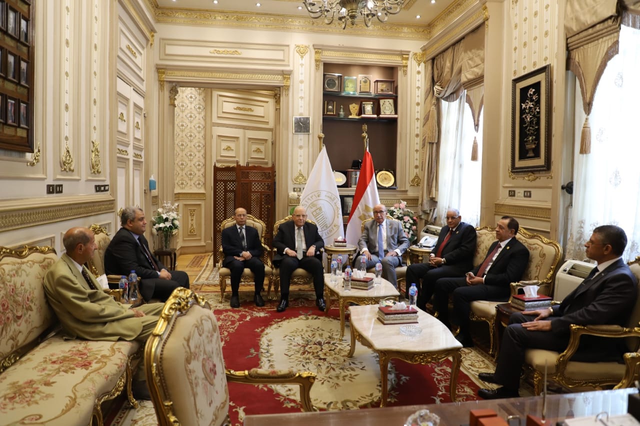 أخبار مصر والعالم لحظة بلحظة - رئيس مجلس القضاء الأعلى يستقبل وزير العدل الأسبق