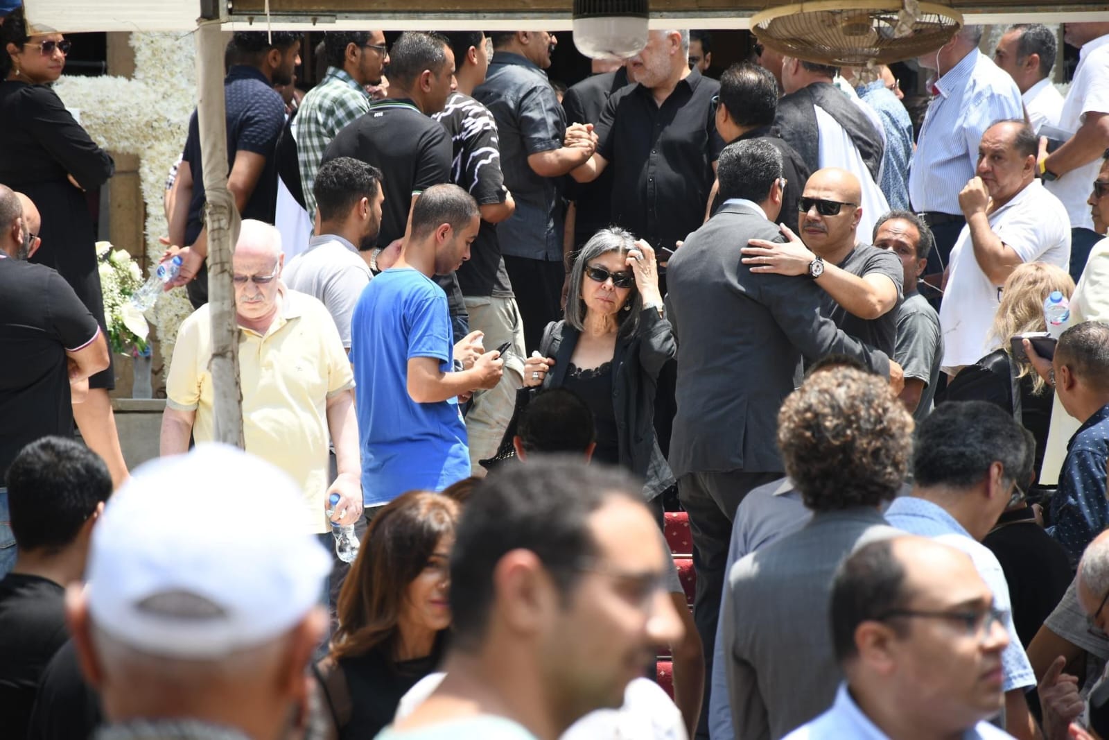 محطة مصر نيوز - وداع مهيب للفنان لطفي لبيب.. نجوم الفن يشيّعون جثمانه بقلوب دامية ودموع لا تتوقف