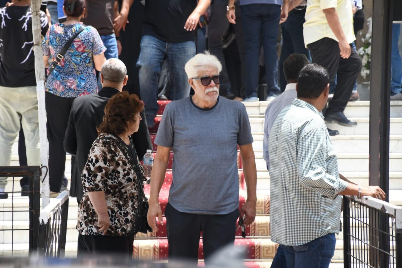 محطة مصر نيوز - وداع مهيب للفنان لطفي لبيب.. نجوم الفن يشيّعون جثمانه بقلوب دامية ودموع لا تتوقف