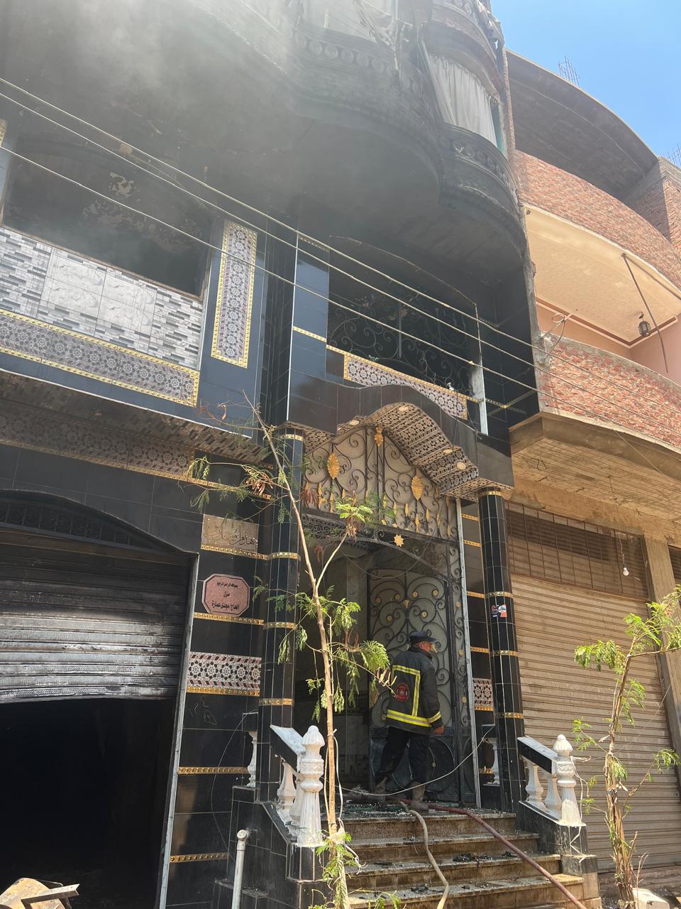أخبار مصر والعالم لحظة بلحظة - مصرع عامل والحماية المدنية بالقليوبية تسيطر علي حريق مصنع فايبر بقليوب| صور