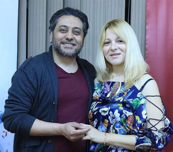 أخبار مصر - تامر فرج يكشف عن مواقف صادمة مع زوجته بسبب الحسد: «ربنا هو الحامي»
