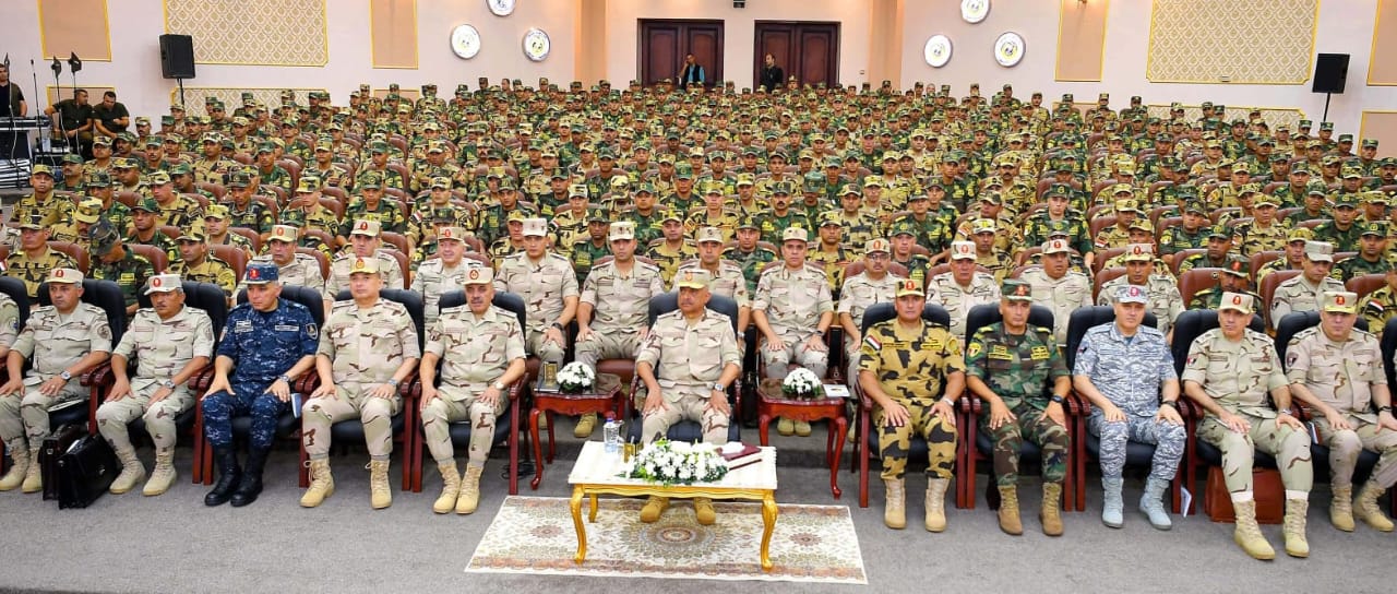 أخبار مصر والعالم لحظة بلحظة - القائد العام للقوات المسلحة يلتقى عددًا من مقاتلي القوات الخاصة من المظلات والصاعقة