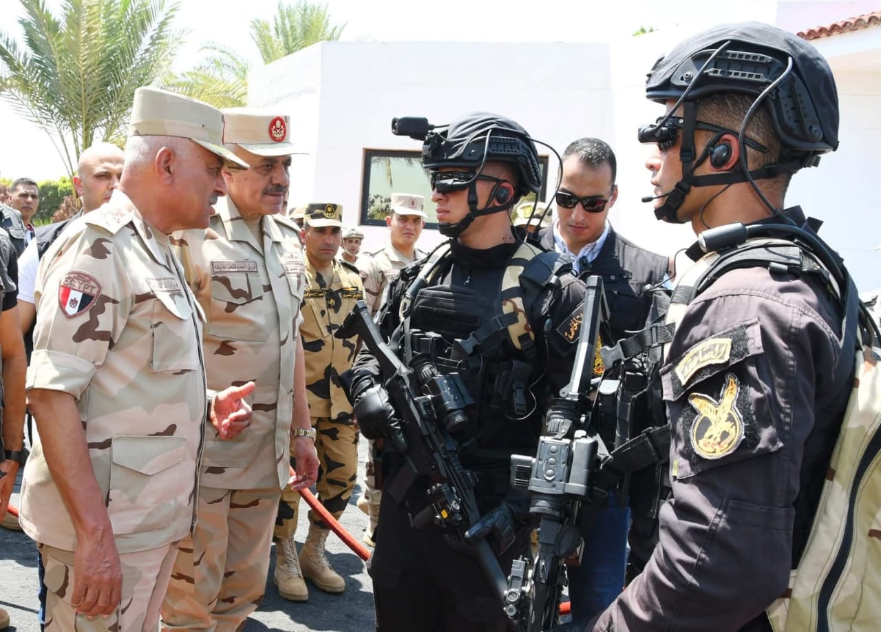 أخبار مصر والعالم لحظة بلحظة - القائد العام للقوات المسلحة يلتقى عددًا من مقاتلي القوات الخاصة من المظلات والصاعقة