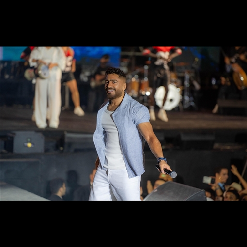 محطة مصر نيوز - «اقتحمت المسرح ورفضت تركه».. معجبة تفاجئ تامر حسني في حفله بالساحل الشمالي