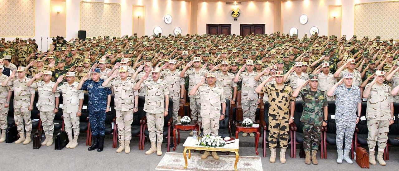 أخبار مصر والعالم لحظة بلحظة - القائد العام للقوات المسلحة يلتقى عددًا من مقاتلي القوات الخاصة من المظلات والصاعقة