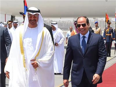 الرئيس السيسي يستقبل رئيس الإمارات في مطار العلمين أخبار مصر - الرئيس السيسي يستقبل رئيس الإمارات في مطار العلمين