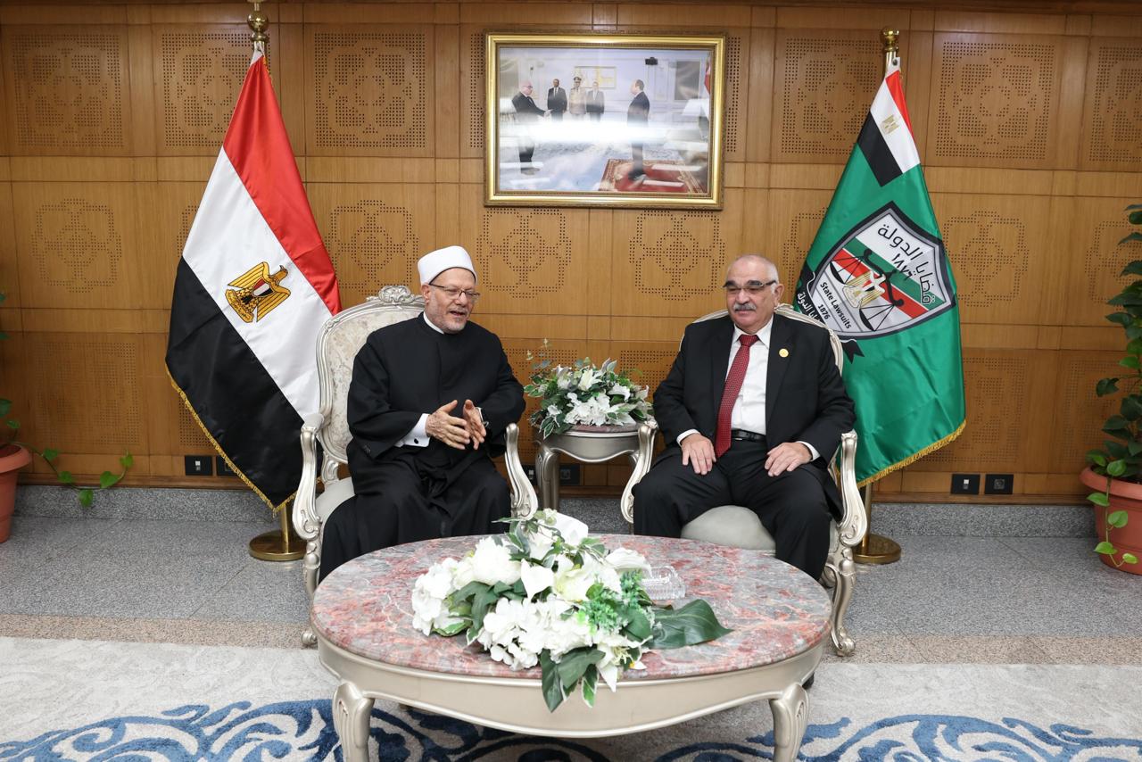 أخبار مصر والعالم لحظة بلحظة - رئيس هيئة قضايا الدولة يَستقبل الدكتور شوقي علام مفتي الجمهورية السابق