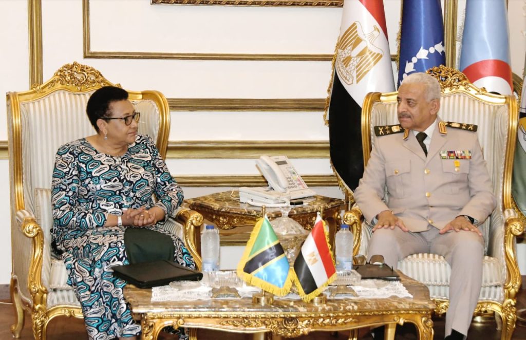أخبار مصر - العام للقوات المسلحة وزير الدفاع والإنتاج الحربى يلتقى وزير الدفاع والخدمة الوطنية التنزانية