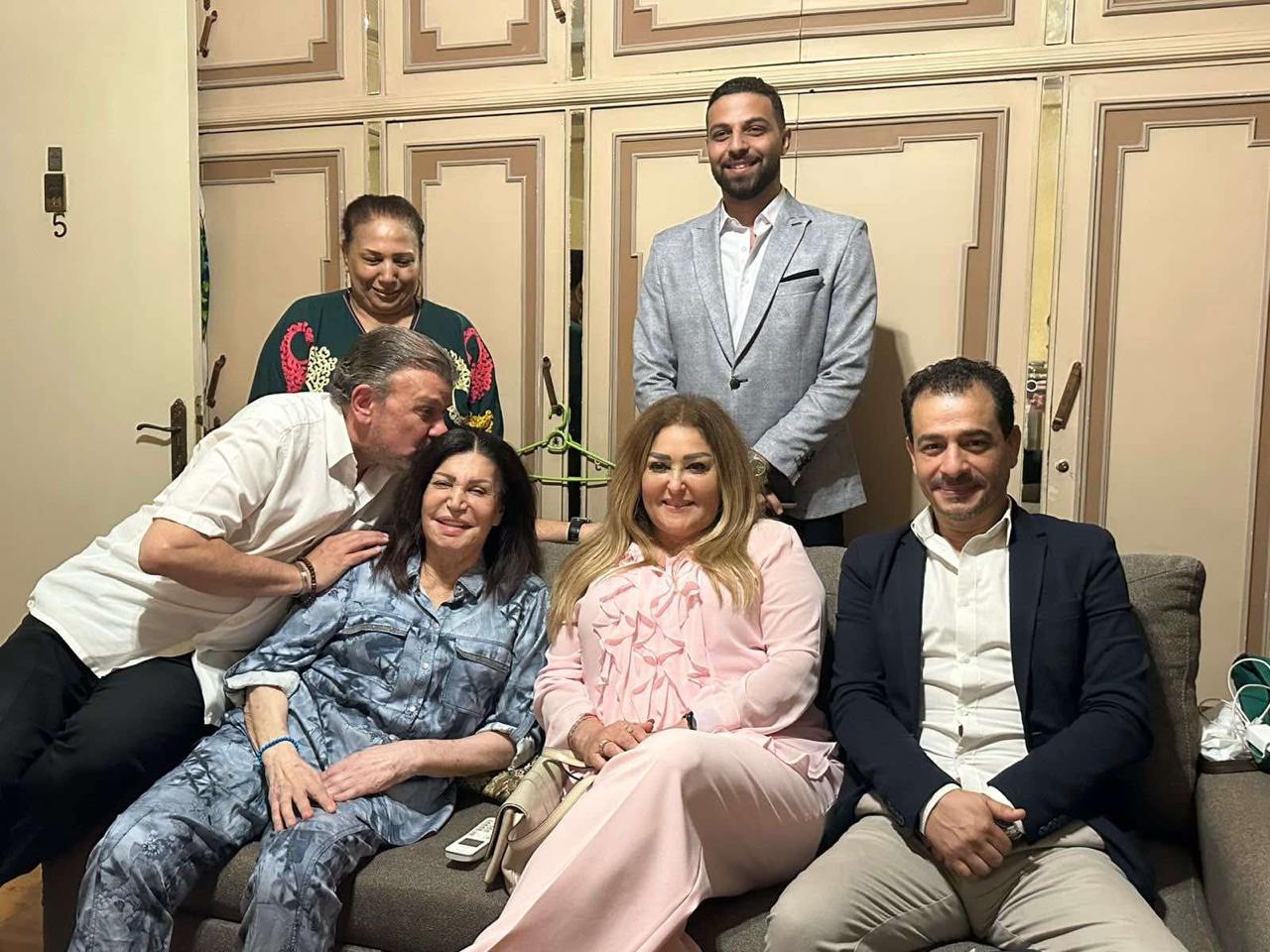 محطة مصر نيوز - وفد من "الثقافة" و"المهن التمثيلية" يطمئن على الفنانة نجوى فؤاد بمنزلها بعد استغاثتها