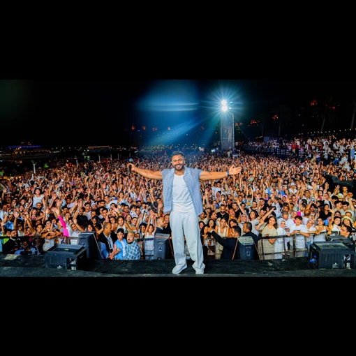 محطة مصر نيوز - «اقتحمت المسرح ورفضت تركه».. معجبة تفاجئ تامر حسني في حفله بالساحل الشمالي