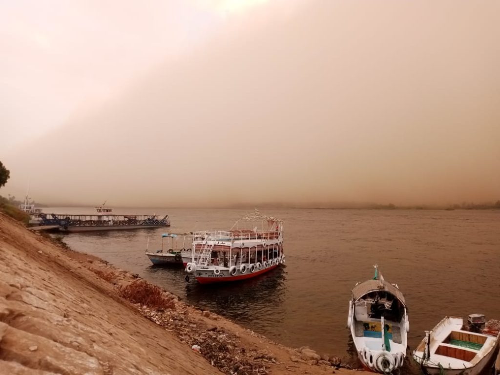 أخبار مصر - توقف حركة الملاحة بالنيل وبحيرة ناصر بسبب الطقس السيئ في أسوان