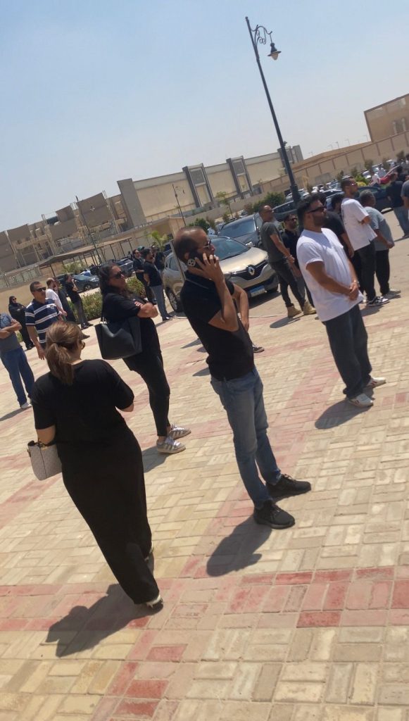 محطة مصر نيوز - جنازة مهيبة لتيمور تيمور بحضور واسع من نجوم الفن بمسجد المشير