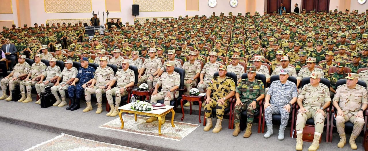 أخبار مصر والعالم لحظة بلحظة - القائد العام للقوات المسلحة يلتقى عددًا من مقاتلي القوات الخاصة من المظلات والصاعقة