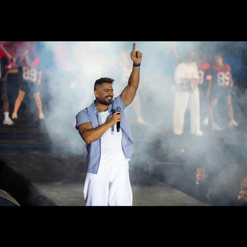 محطة مصر نيوز - «اقتحمت المسرح ورفضت تركه».. معجبة تفاجئ تامر حسني في حفله بالساحل الشمالي