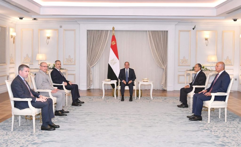 السيسي يؤكد على رفض إعادة الاحتلال العسكري لقطاع غزة خلال استقباله وزير خارجية تركيا أخبار مصر والعالم لحظة بلحظة - السيسي يؤكد على رفض إعادة الاحتلال العسكري لقطاع غزة خلال استقباله وزير خارجية تركيا
