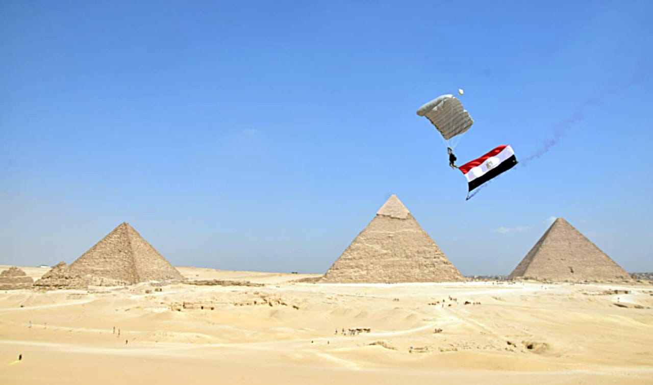 أخبار مصر - أنشطة مكثفة للتدريب المصرى الأمريكى المشترك «النجم الساطع 2025».. وتنفيذ قفز حر مظلي بمنطقة الأهرامات