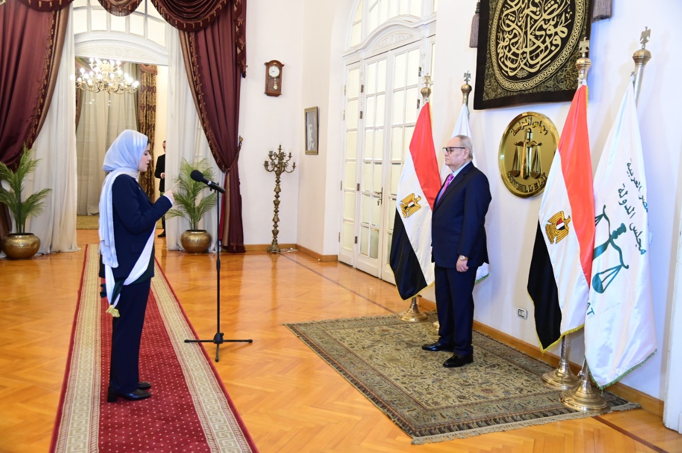 أخبار مصر - القضاة والقاضيات الجُدد يؤدون اليمين القانونية أمام رئيس مجلس الدولة