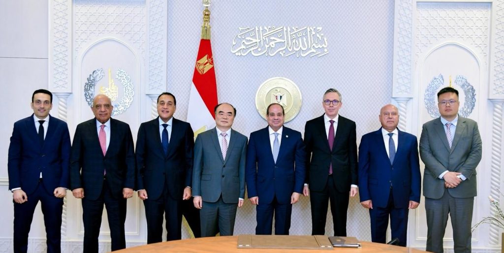 أخبار مصر والعالم لحظة بلحظة - الرئيس عبد الفتاح السيسي يُوجه بتوطين الصناعة وتعزيز الاستثمارات الأجنبية