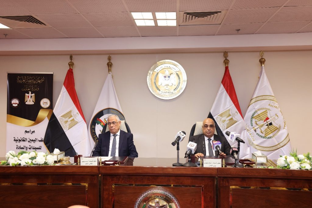 أخبار مصر والعالم لحظة بلحظة - أعضاء النيابة العامة الجدد يؤدون اليمين القانونية أمام وزير العدل والنائب العام