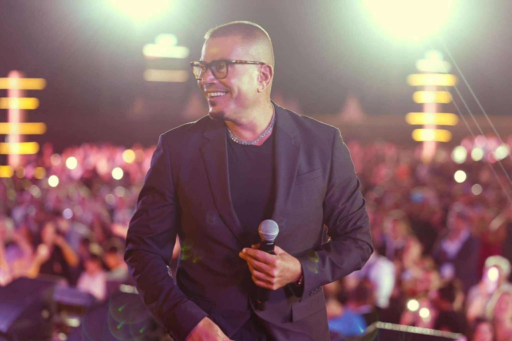 محطة مصر نيوز - الهضبة عمرو دياب يشعل سهرة استثنائية بسفح الأهرامات