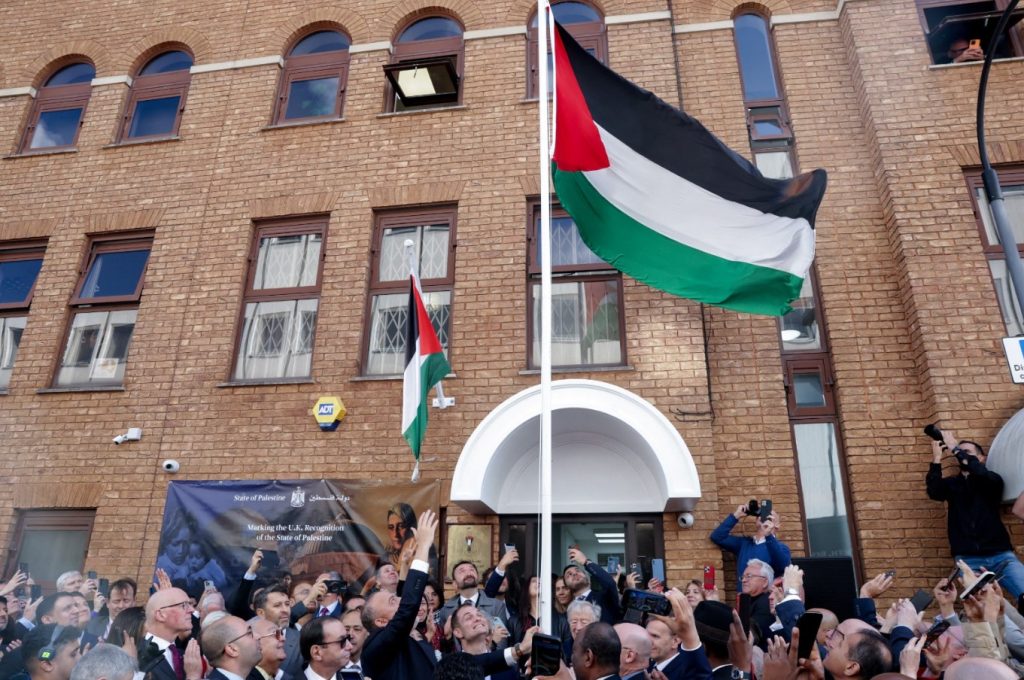 أخبار مصر والعالم لحظة بلحظة - رفع عَلم فلسطين على مبنى البعثة الفلسطينية في لندن