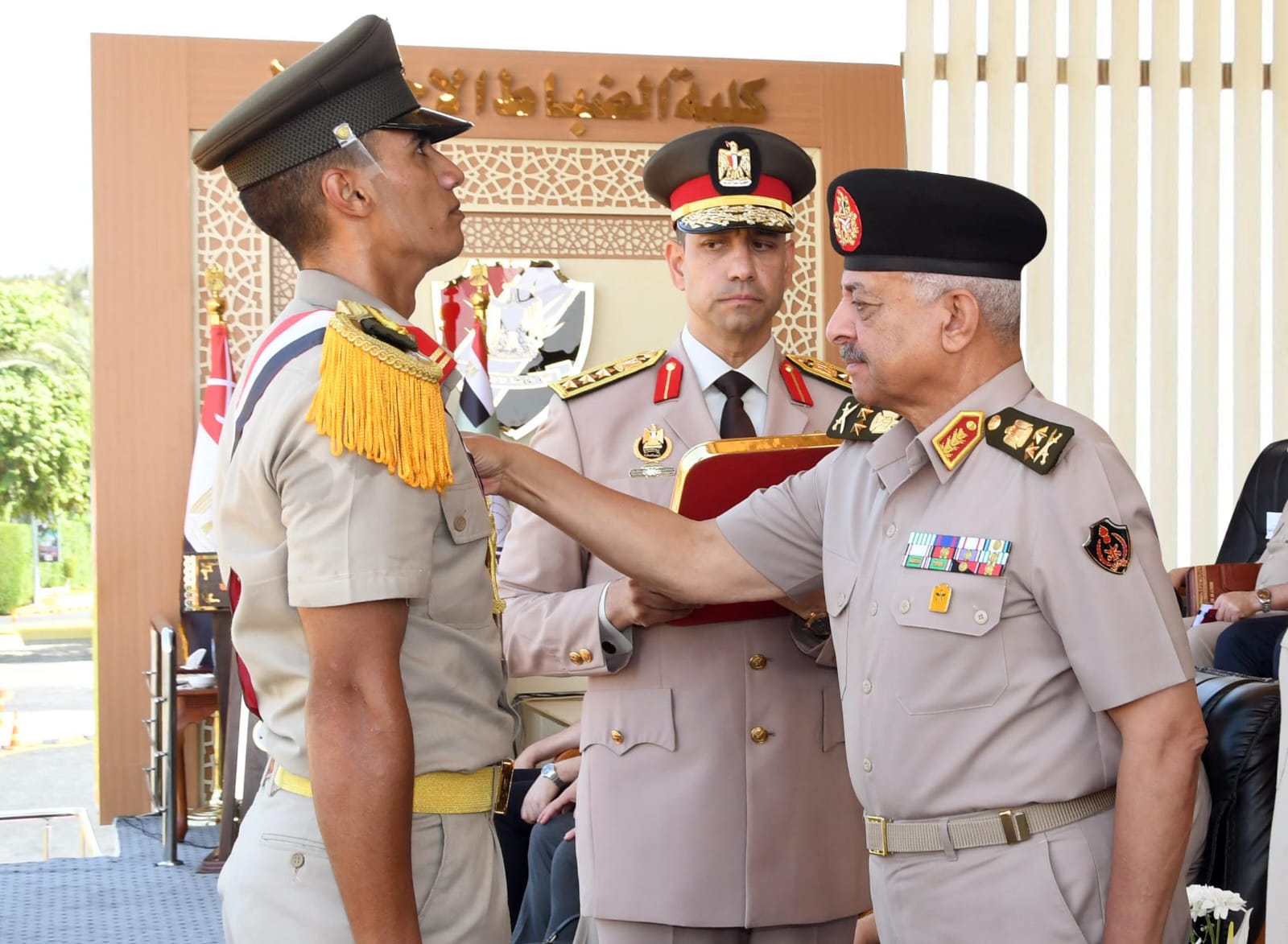 أخبار مصر والعالم لحظة بلحظة - وزير الدفاع والإنتاج الحربي يشهد حفل تخرج الدفعة «168» من كلية الضباط الإحتياط