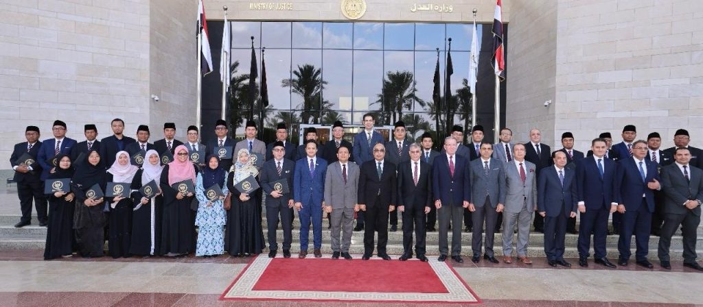 أخبار مصر والعالم لحظة بلحظة - وزير العدل يستقبل سفير دولة ماليزيا بمصر ويُكرم وفدًا قضائيًا ماليزيًا