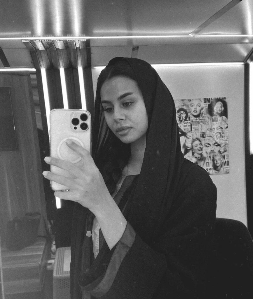 محطة مصر نيوز - منة عرفة تفاجئ جمهورها بإطلالة بالحجاب