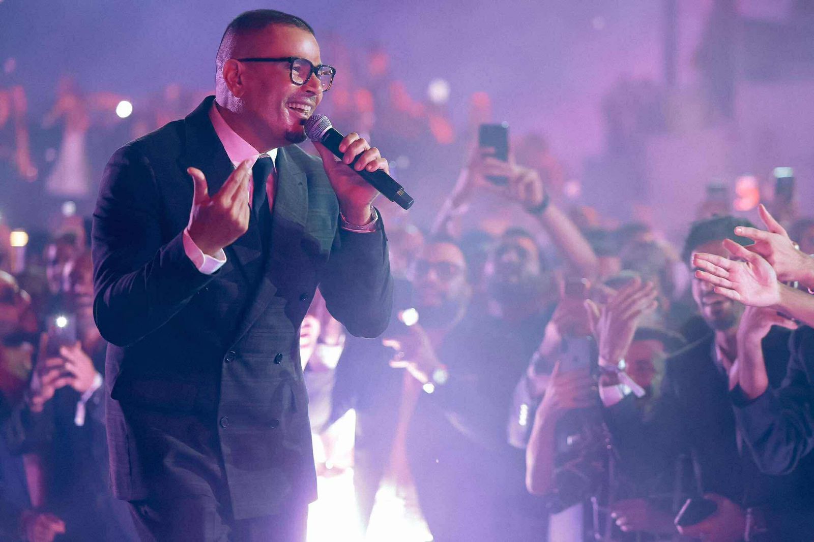 محطة مصر نيوز - عمرو دياب يتألق في حفل خاص بالأهرامات ويشعل الأجواء بأغاني ألبومه الجديد