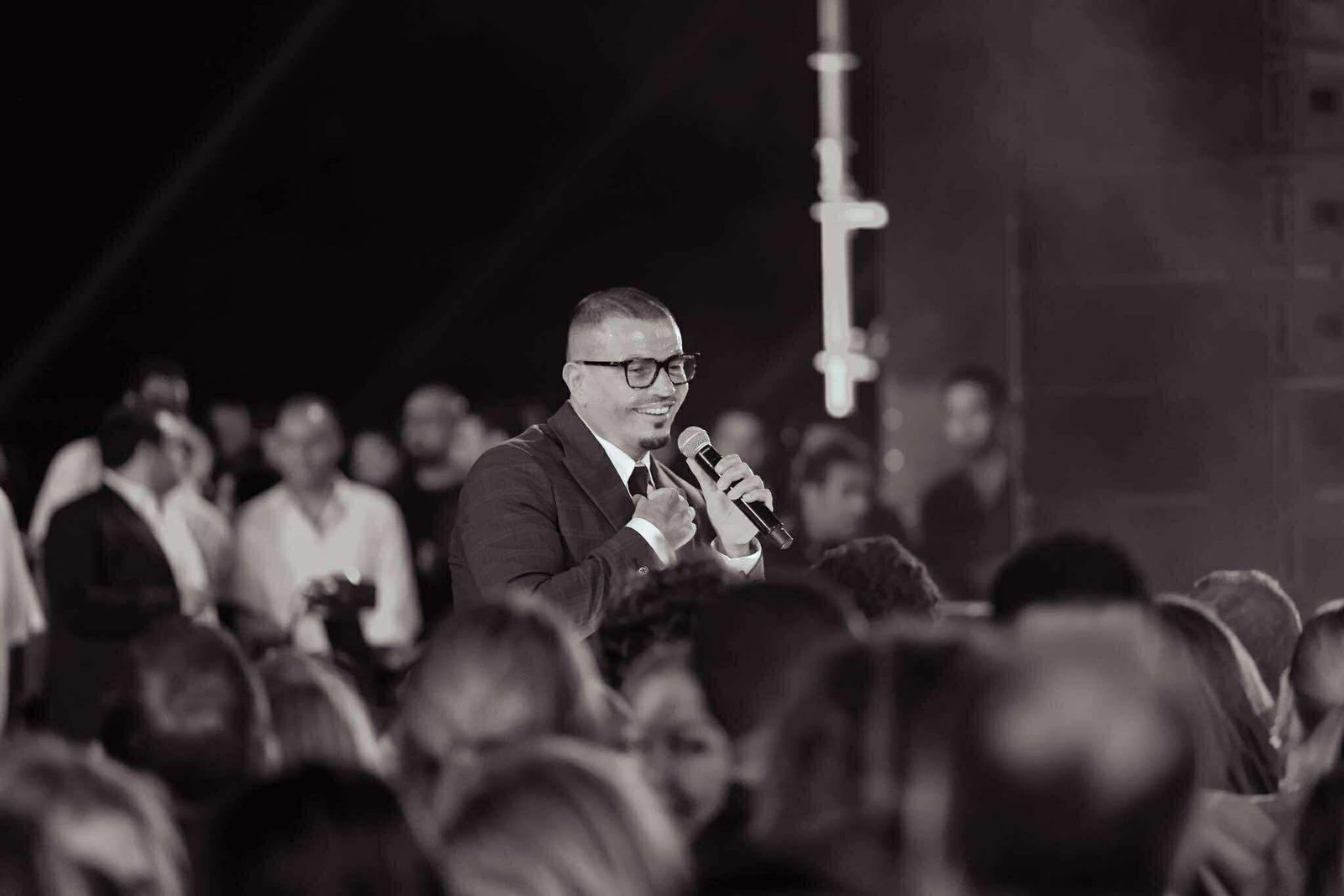 محطة مصر نيوز - عمرو دياب يتألق في حفل خاص بالأهرامات ويشعل الأجواء بأغاني ألبومه الجديد