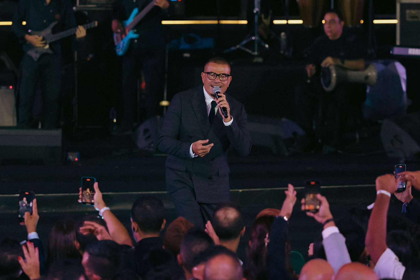 محطة مصر نيوز - عمرو دياب يتألق في حفل خاص بالأهرامات ويشعل الأجواء بأغاني ألبومه الجديد