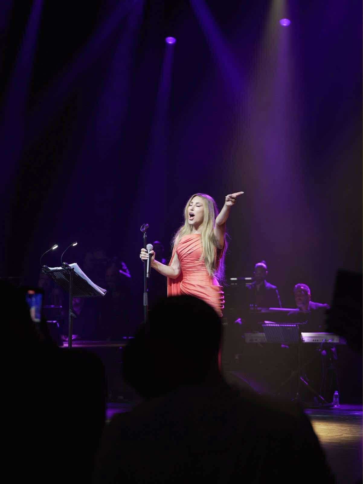 محطة مصر نيوز - نجوى كرم تتألق في دبي أوبرا بحفل كامل العدد وتفاعل استثنائي