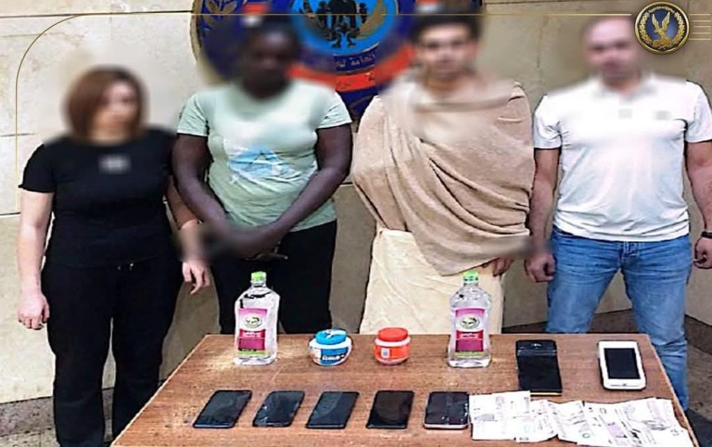 أخبار مصر - مباحث الآداب تطيح بمدير نادٍ صحي وهمي و3 من رواده بالمعادي
