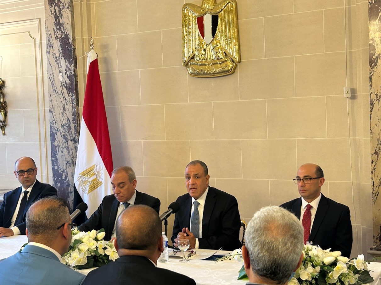 أخبار مصر - وزير الخارجية يلتقي بأعضاء الجالية المصرية في باريس
