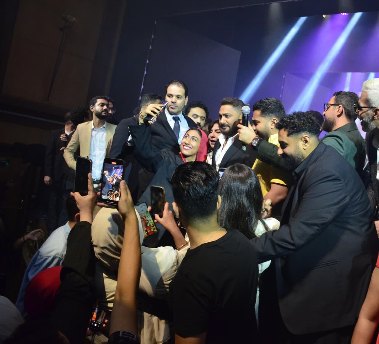 محطة مصر نيوز - تامر حسني يُشعل افتتاح مهرجان نقابة المهن التمثيلية بأغنية "حكاية مسرح"