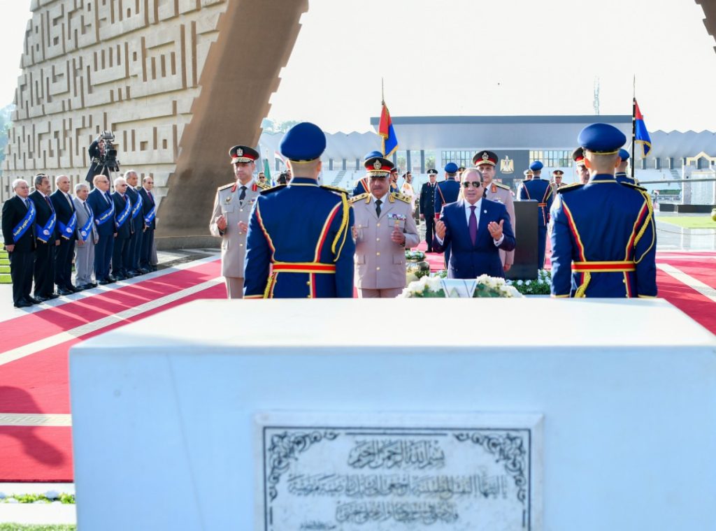 الرئيس السيسي يضع إكليلاً من الزهور على قبري الزعيمين جمال عبد الناصر وأنور السادات أخبار مصر - الرئيس السيسي يضع إكليلاً من الزهور على قبري الزعيمين جمال عبد الناصر وأنور السادات