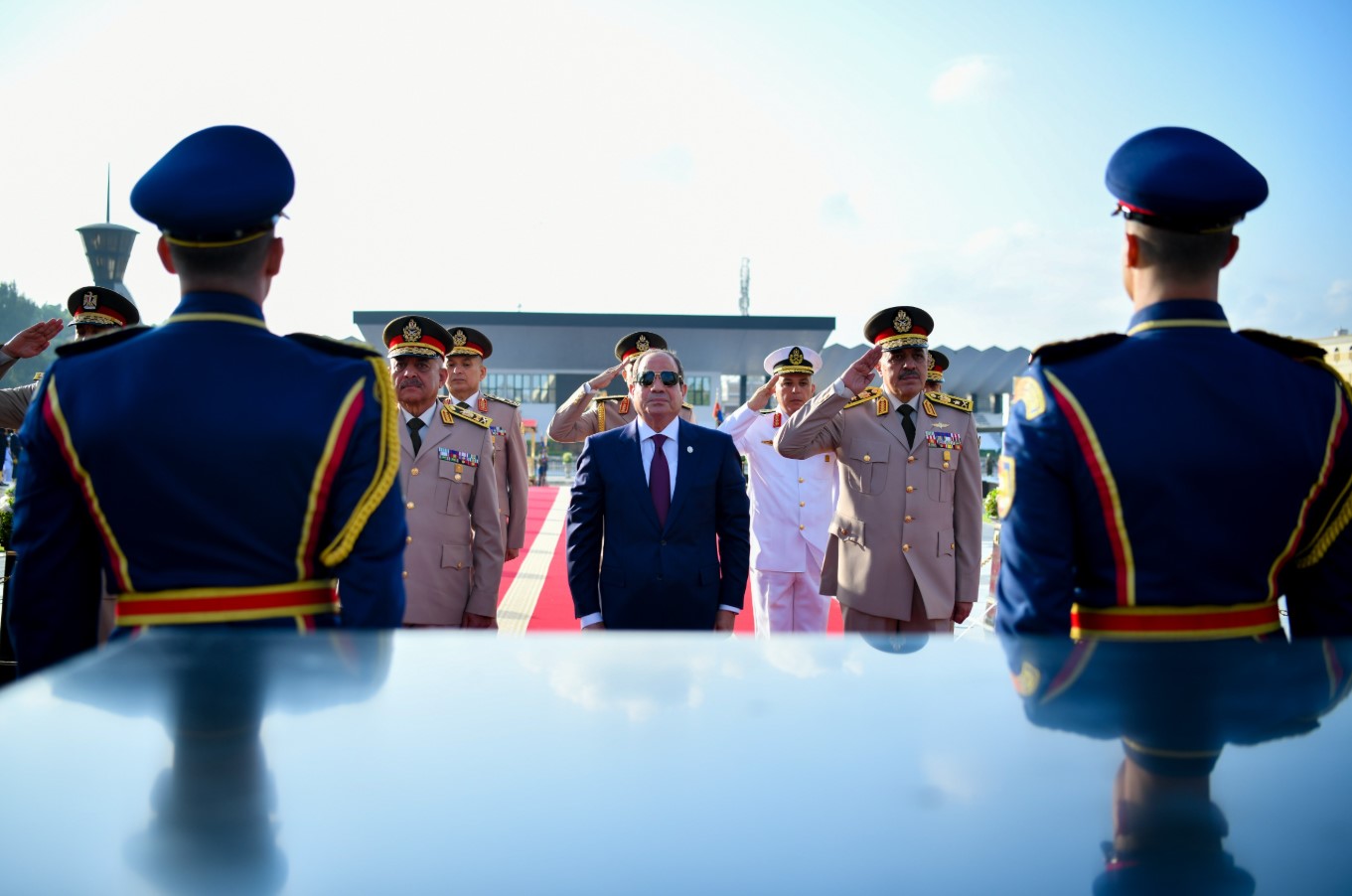أخبار مصر - الرئيس السيسي يضع إكليلاً من الزهور على قبري الزعيمين جمال عبد الناصر وأنور السادات