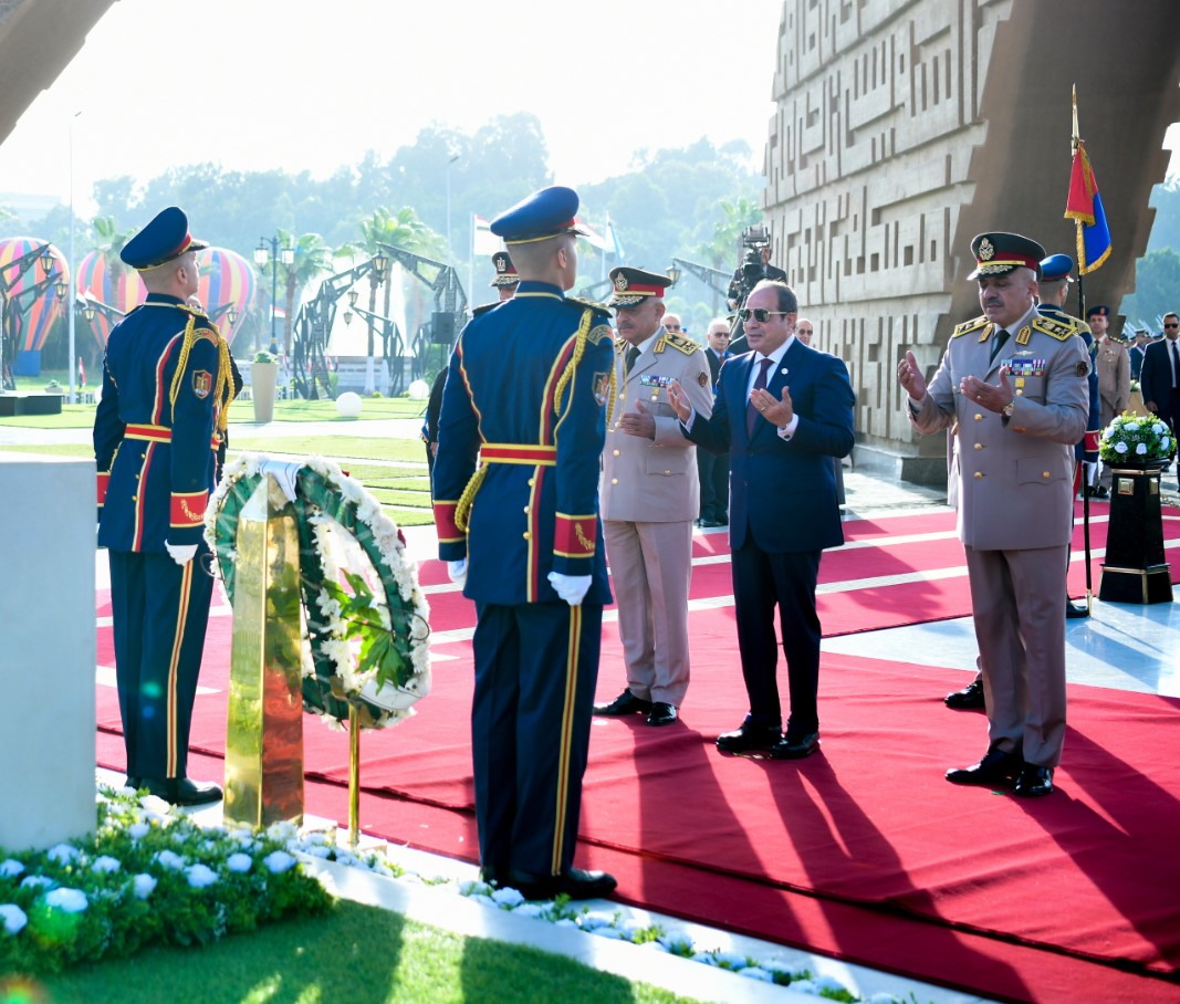 أخبار مصر - الرئيس السيسي يضع إكليلاً من الزهور على قبري الزعيمين جمال عبد الناصر وأنور السادات