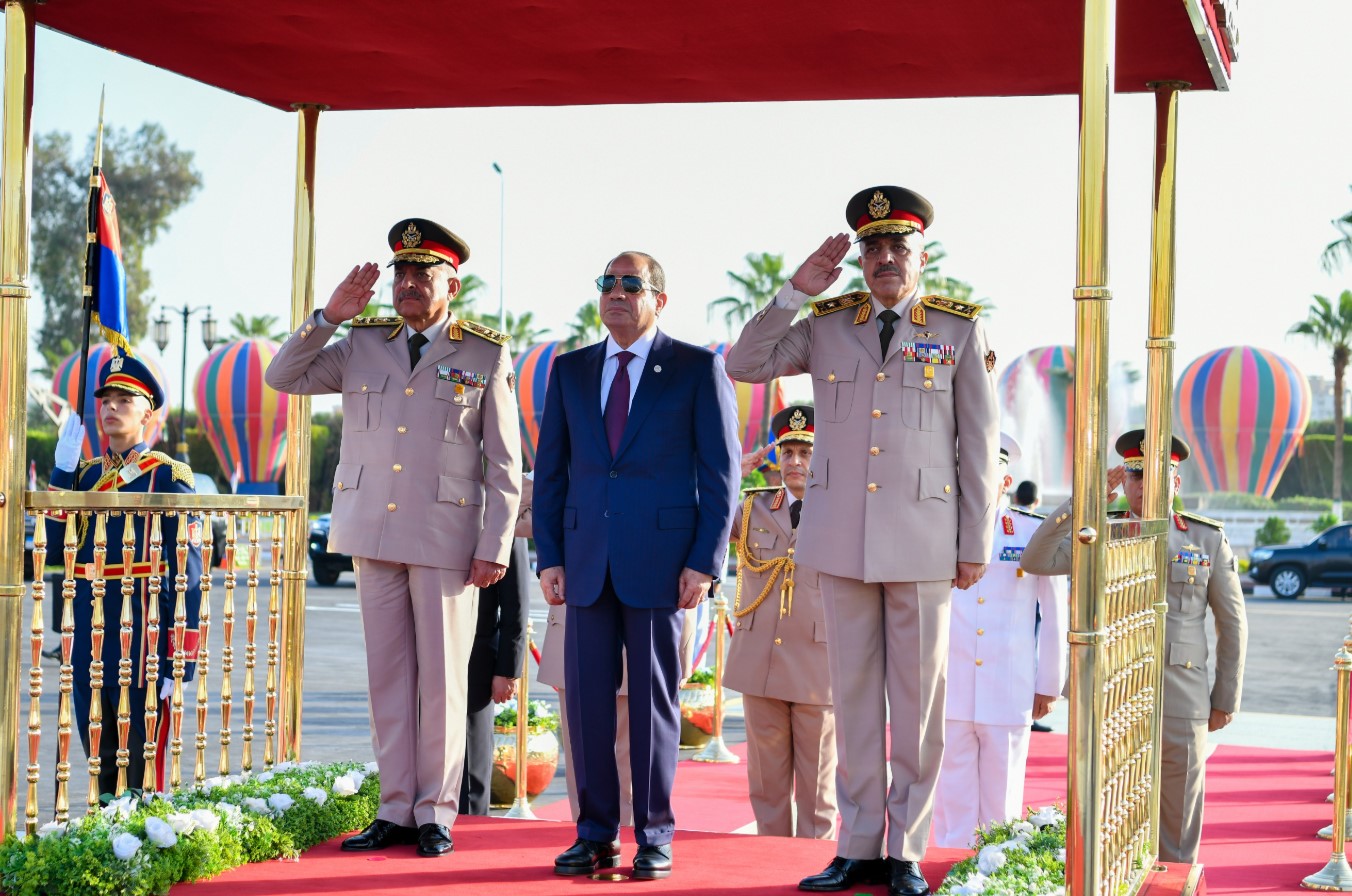 أخبار مصر - الرئيس السيسي يضع إكليلاً من الزهور على قبري الزعيمين جمال عبد الناصر وأنور السادات