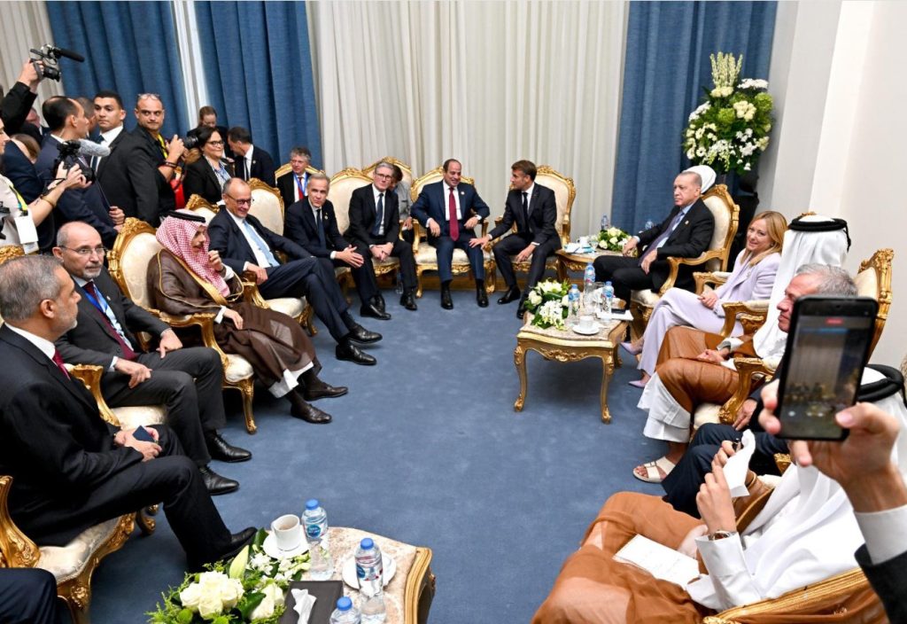 أخبار مصر والعالم لحظة بلحظة - الرئيس السيسي يُشارك في اجتماع على هامش قمة شرم الشيخ للسلام ضم ملوك وزعماء العالم