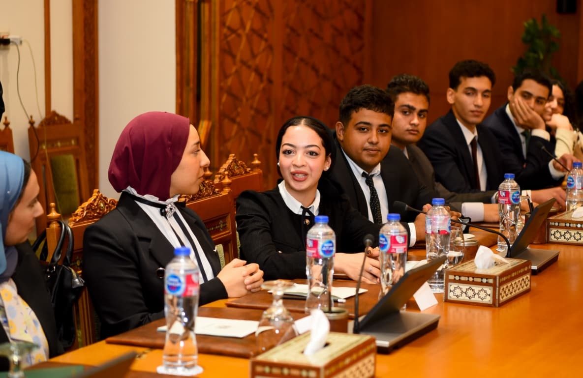 أخبار مصر - وزير الخارجية يلتقي مجموعة من طلاب جامعة بدر