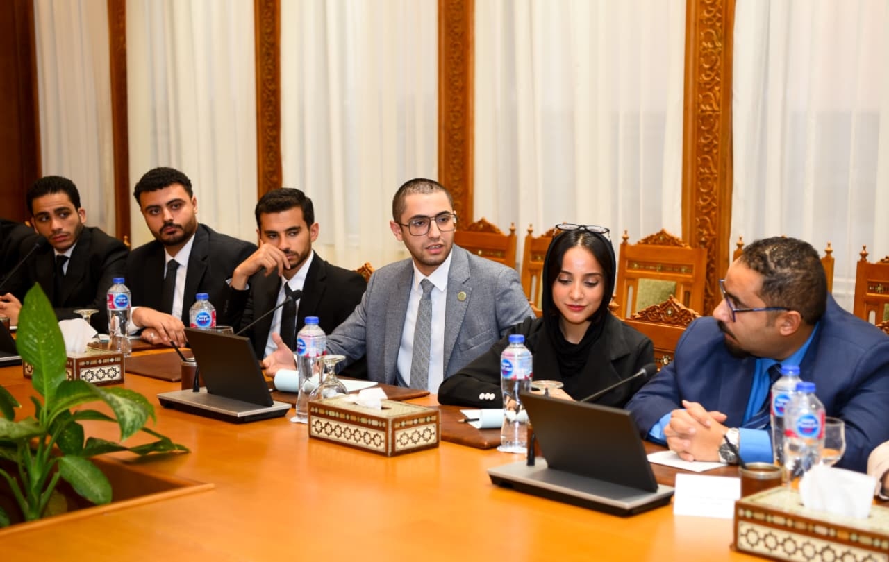 أخبار مصر - وزير الخارجية يلتقي مجموعة من طلاب جامعة بدر